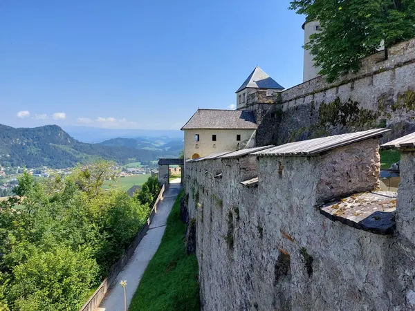 Hochosterwitz kalesinin yüksek duvarları. Yeşil tepelere bakın. Yaz. Avusturya. Carinthia 'da. Avrupa
