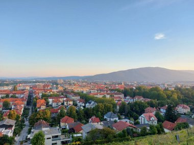 Yaz akşamı. Maribor şehrine ve Mariborsko Pohorje 'ye bakın. Mavi gökyüzü. Slovenya. Avrupa