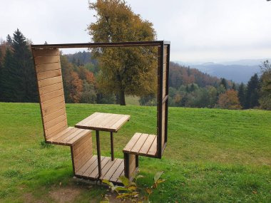 Hochko Pohorje 'nin fotoğraf noktası. Güzel manzaralı tezgah ve masa.