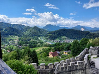 Celje Yukarı Kalesi 'nden Savinja Nehri' ne ve mavi gökyüzünün altındaki yeşil tepeler. Slovenya 'da manzara. 