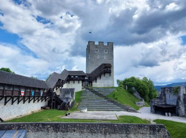 Celje Üst Kalesi bulutların altında. Eski duvarlar ve kule. Slovenya. 