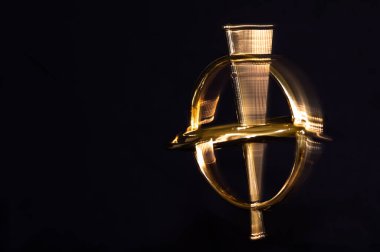 Altın Çemberin Dönüşü 'nden kaynaklanan Soyut Metalik Resim