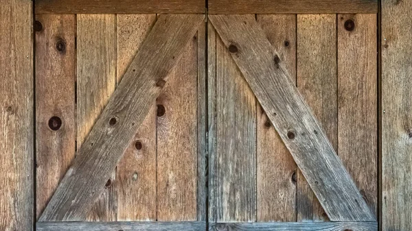 Текстурированный Симметричный Дизайн Деревянной Двери Сарая — стоковое фото