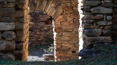 Kaya ve Taştan Yapılmış Antik Bir Evin Harabeleri