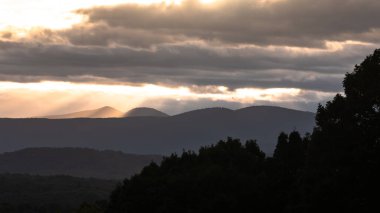 Sessiz Appalachian Dağlarında Güzel Günbatımı