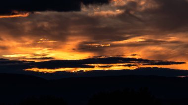 Gökyüzünde Akan Lavlar Gibi Parlak Gün Batımı