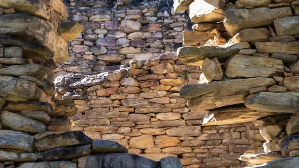 Kaya ve Taştan Yapılmış Antik Bir Evin Harabeleri