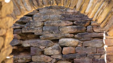 Kaya ve Taştan Yapılmış Antik Bir Evin Harabeleri