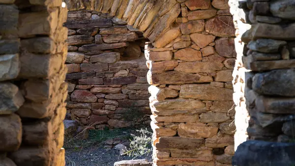 Kaya ve Taştan Yapılmış Antik Bir Evin Harabeleri