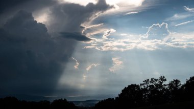 Uğursuz Kara Fırtına Appalachian Dağı eteklerine yaklaşıyor.