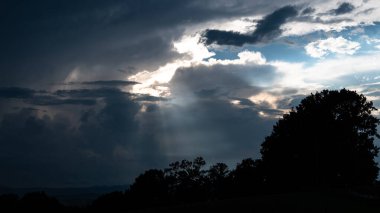 Ayrılık Fırtınası Bulutları 'ndan Gelen Hoş Gelen Güneş Işığı