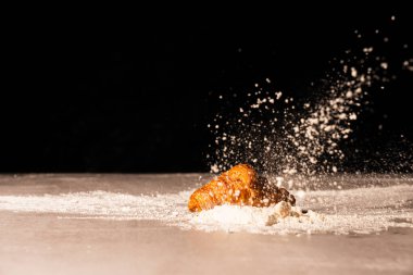 Kruvasan üzerine şeker yağmuru