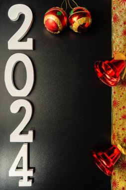 2024 Noel toplarını ve çanlarını ört.