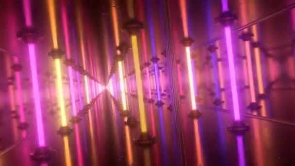 Dentro Túnel Infinito Iluminado Por Brilhantes Pilares Laser Néon Brilhante — Vídeo de Stock