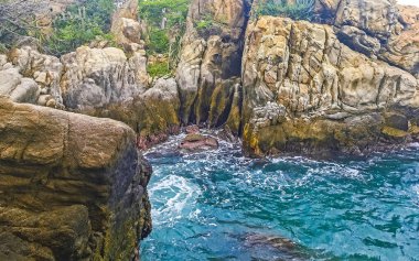 Son derece güzel büyük sörfçü Zicatela Puerto Escondido Oaxaca sahilinde kayalıkları taşları ve kayaları sallıyor..