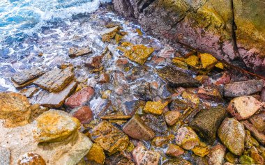 Son derece güzel büyük sörfçü Zicatela Puerto Escondido Oaxaca sahilinde kayalıkları taşları ve kayaları sallıyor..