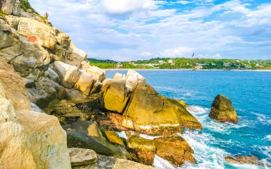 Son derece güzel büyük sörfçü Zicatela Puerto Escondido Oaxaca sahilinde kayalıkları taşları ve kayaları sallıyor..