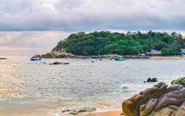 Son derece güzel büyük sörfçü Zicatela Puerto Escondido Oaxaca sahilinde kayalıkları taşları ve kayaları sallıyor..