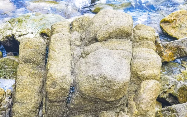 Extremt Vackra Stora Surfare Vågor Klippor Stenar Och Stenblock Stranden — Stockfoto