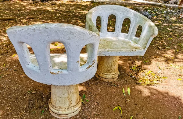 墨西哥普莱雅德尔卡门金塔纳罗奥市公园里精美的弯曲石凳 — 图库照片