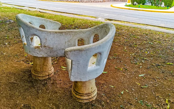 墨西哥普莱雅德尔卡门金塔纳罗奥市公园里精美的弯曲石凳 — 图库照片