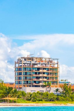 Playa del Carmen Meksika 'daki tropik Meksika plajındaki sahil otelindeki şemsiyeler ve güneş panzeleri..