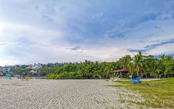 墨西哥Zicatela Puerto Escondido Oaxaca海滩上的海滨度假酒店 棕榈树人正在用阳伞遮阳伞和日光浴 — 图库照片