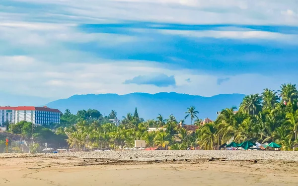 Palmen Menschen Sonnenschirme Und Liegestühle Strandhotel Tropischen Mexikanischen Strand Zicatela — Stockfoto