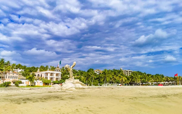 Palmen Menschen Sonnenschirme Und Liegestühle Strandhotel Tropischen Mexikanischen Strand Zicatela — Stockfoto
