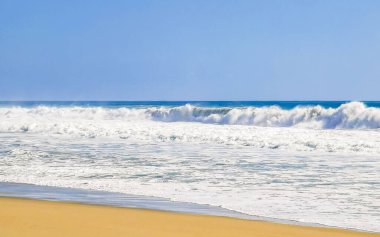 Zicatela Puerto Escondido Oaxaca 'daki sahilde son derece güzel büyük sörfçü dalgaları..