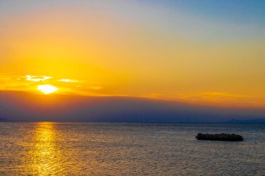 Voula Vouliagmeni Attica Yunanistan 'da inanılmaz güzel, renkli ve altın renkli gün batımı.