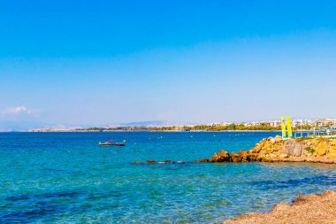 Voula Vouliagmeni Attica Yunanistan 'da turkuaz mavisi su ve doğa ile güzel Kavouri plajı ve körfezi.