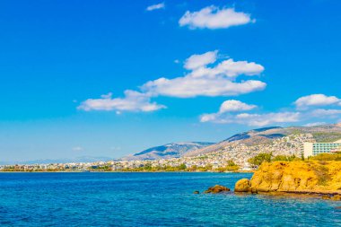Voula Vouliagmeni Attica Yunanistan 'da turkuaz mavisi su ve doğa ile güzel Kavouri plajı ve körfezi.