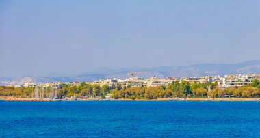 Voula Vouliagmeni Attica Yunanistan 'da turkuaz mavisi su ve doğa ile güzel Kavouri plajı ve körfezi.