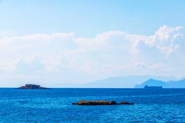 Voula Vouliagmeni Attica Yunanistan 'da turkuaz mavisi su ve doğa ile güzel Kavouri plajı ve körfezi.