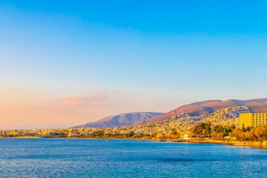 Voula Vouliagmeni Attica Yunanistan 'da turkuaz mavisi su ve doğa ile güzel Kavouri plajı ve körfezi.