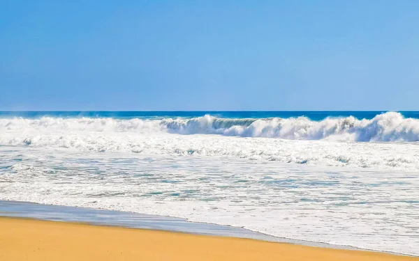 Zicatela Puerto Escondido Oaxaca 'daki sahilde son derece güzel büyük sörfçü dalgaları..