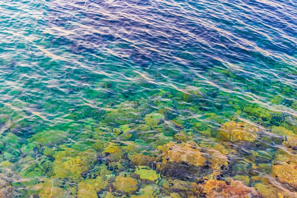希腊Voula Vouliagmeni Attica美丽的Kavouri海滩和绿松石蓝水湾及自然纹理图案 — 图库照片