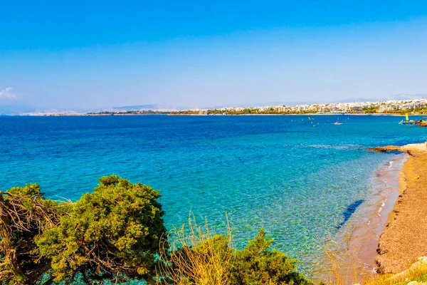 Voula Vouliagmeni Attica Yunanistan 'da turkuaz mavisi su ve doğa ile güzel Kavouri plajı ve körfezi.