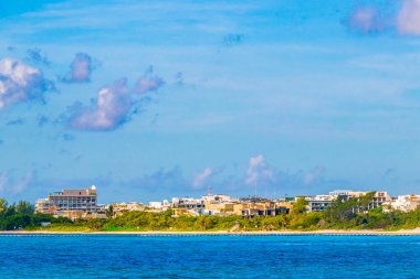 Playa del Carmen Meksika 'da turkuvaz mavisi berrak sulara sahip tropik Meksika Karayip sahili manzarası..