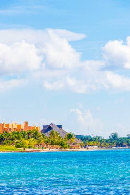 Playa del Carmen Meksika 'da turkuvaz mavisi berrak sulara sahip tropik Meksika Karayip sahili manzarası..