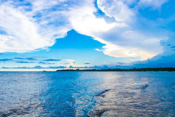 Playa del Carmen Meksika 'da turkuvaz mavisi berrak sulara sahip tropik Meksika Karayip sahili manzarası..