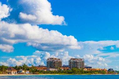 Playa del Carmen Meksika 'da turkuvaz mavisi berrak sulara sahip tropik Meksika Karayip sahili manzarası..