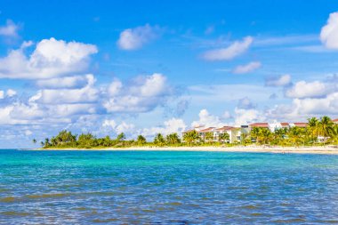 Playa del Carmen Meksika 'da turkuvaz mavisi berrak sulara sahip tropik Meksika Karayip sahili manzarası..