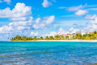 Playa del Carmen Meksika 'da turkuvaz mavisi berrak sulara sahip tropik Meksika Karayip sahili manzarası..
