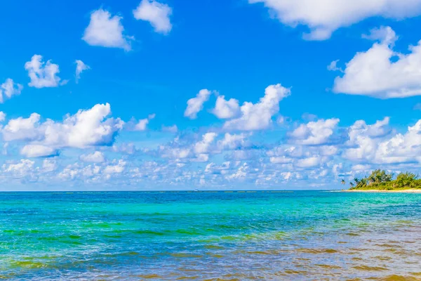 プラヤデルカーメンメキシコで明確なターコイズブルーの水と熱帯メキシコのカリブ海のビーチの風景のパノラマ — ストック写真