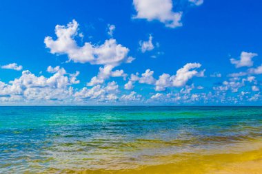 Playa del Carmen Meksika 'da turkuvaz mavisi berrak sulara sahip tropik Meksika Karayip sahili manzarası..