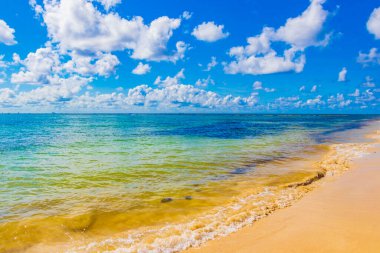 Playa del Carmen Meksika 'da turkuvaz mavisi berrak sulara sahip tropik Meksika Karayip sahili manzarası..