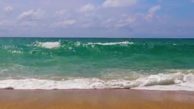 Nai Thon Naithon Sahili 'ndeki muhteşem gizli muz plajı ve manzara manzarası turkuaz berrak su ve Güney Asya' daki Tayland Phuket Adası 'nda dalgalarla dolu güzel bir rüya sahili..