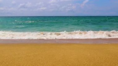 Nai Thon Naithon Sahili 'ndeki muhteşem gizli muz plajı ve manzara manzarası turkuaz berrak su ve Güney Asya' daki Tayland Phuket Adası 'nda dalgalarla dolu güzel bir rüya sahili..